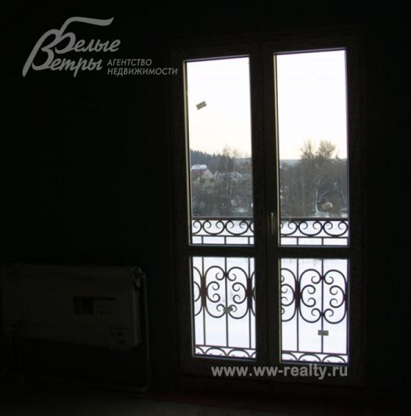 Французские балконы обрамлены коваными кружевными ограждениями.