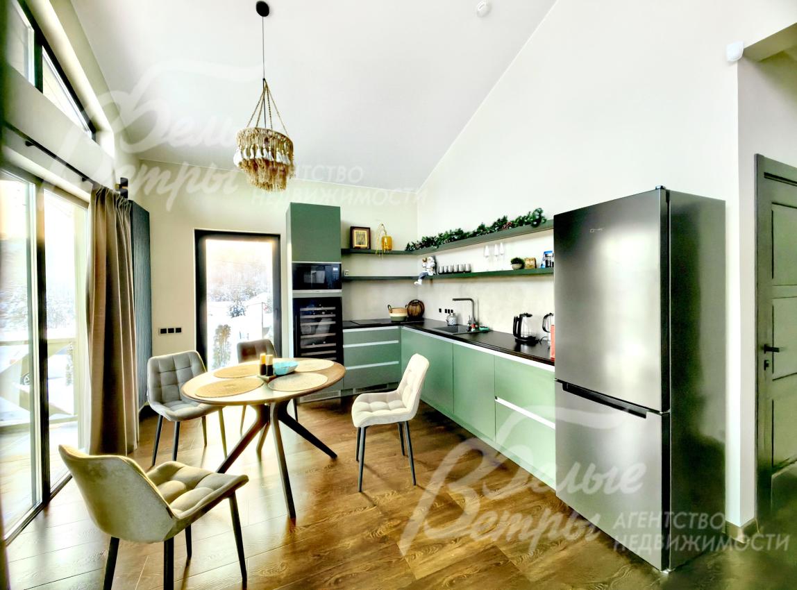 Оборудованная кухня с винным шкафом