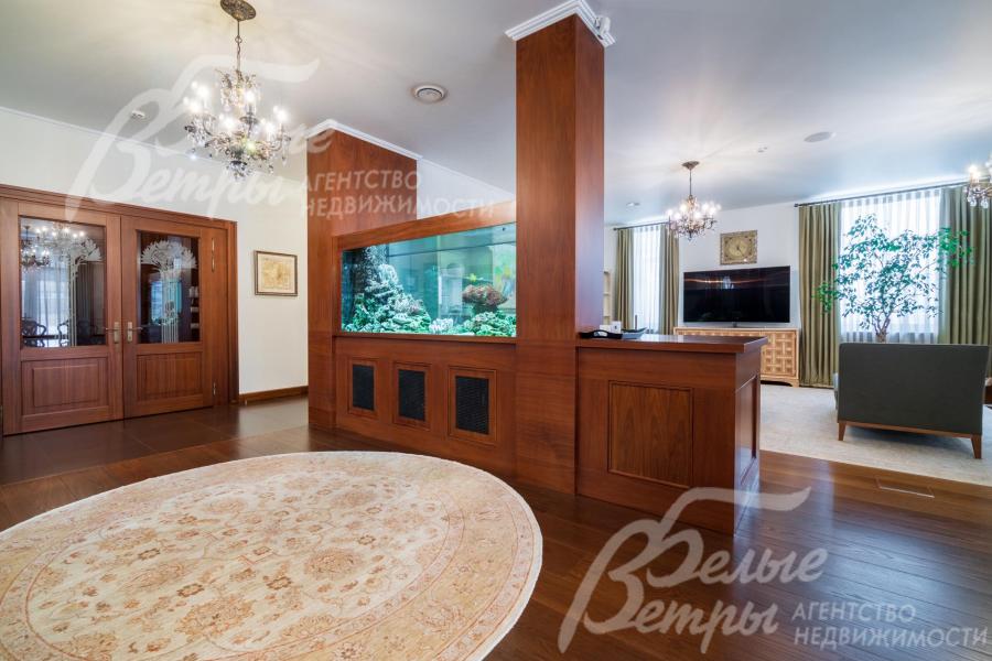 В гостиной правого дома большой аквариум на 1200 литров с тропическими рыбками и моллюсками