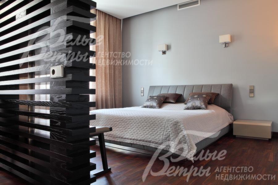 Спальня хозяев со своей гардеробной, санузлом и отдельной ванной-джакузи. 