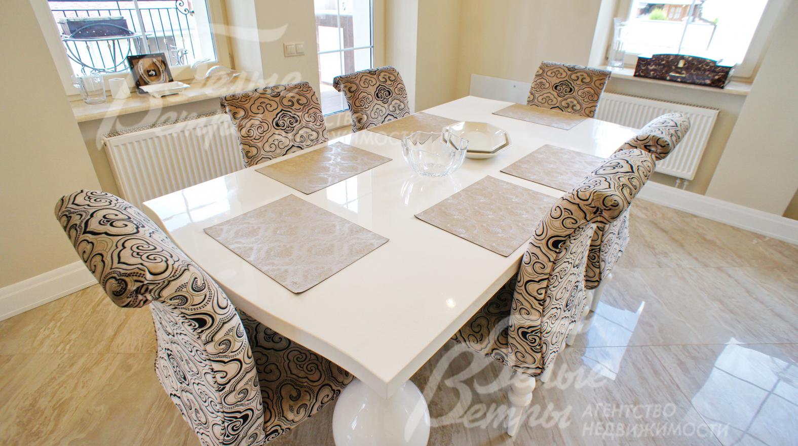 Столовый гарнитур - Neapolis Casa Fratelli Barri ( пр-ва Италия). Дерево твердых пород, белый глянец, ткань. Обеденный стол выполнен в современном стиле ар деко.