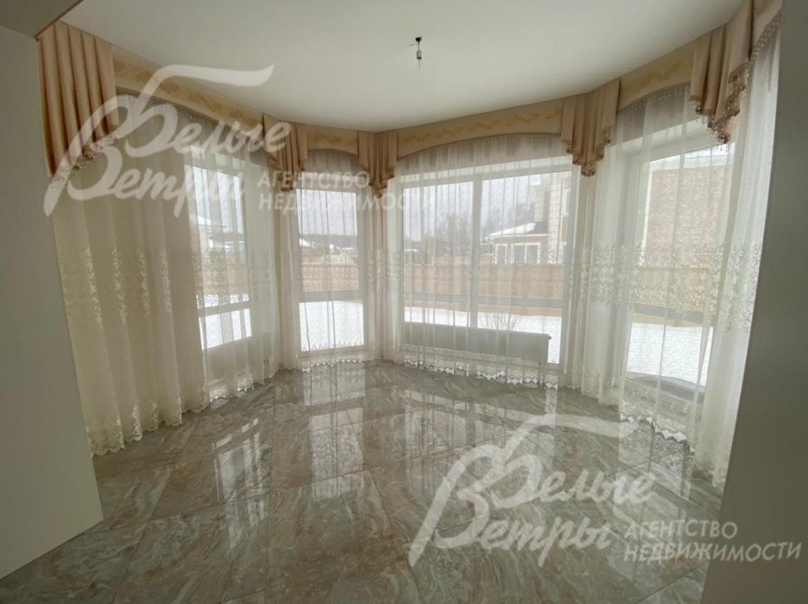 Зимний сад с панорамными окнами и выходом в сад.