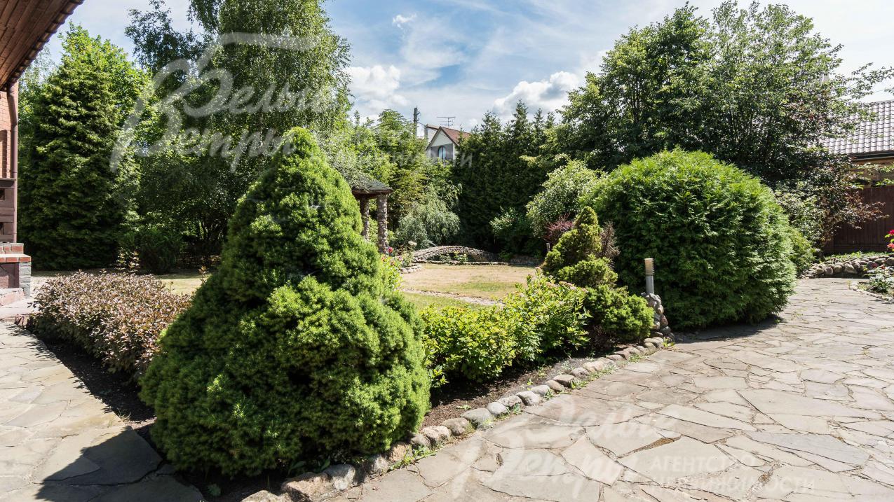 Выложены дорожки, установлено освещение