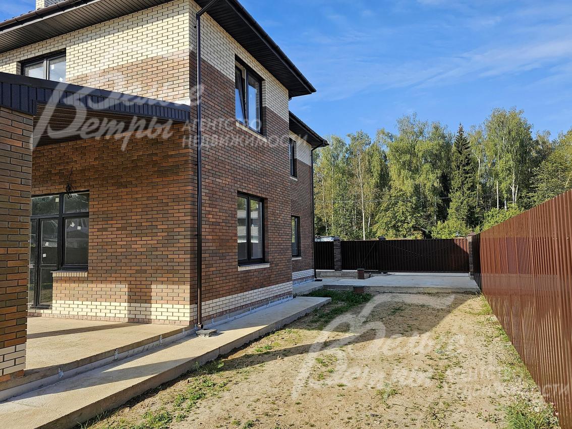 Территория участка огорожена забором из профиля по 3-м сторонам