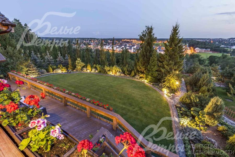 Вечером участок освещается