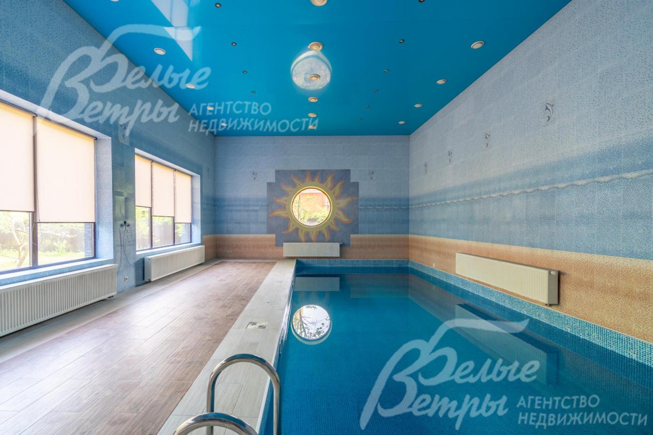 В зоне бассейна - широкие окна, наполняющие помещение светом