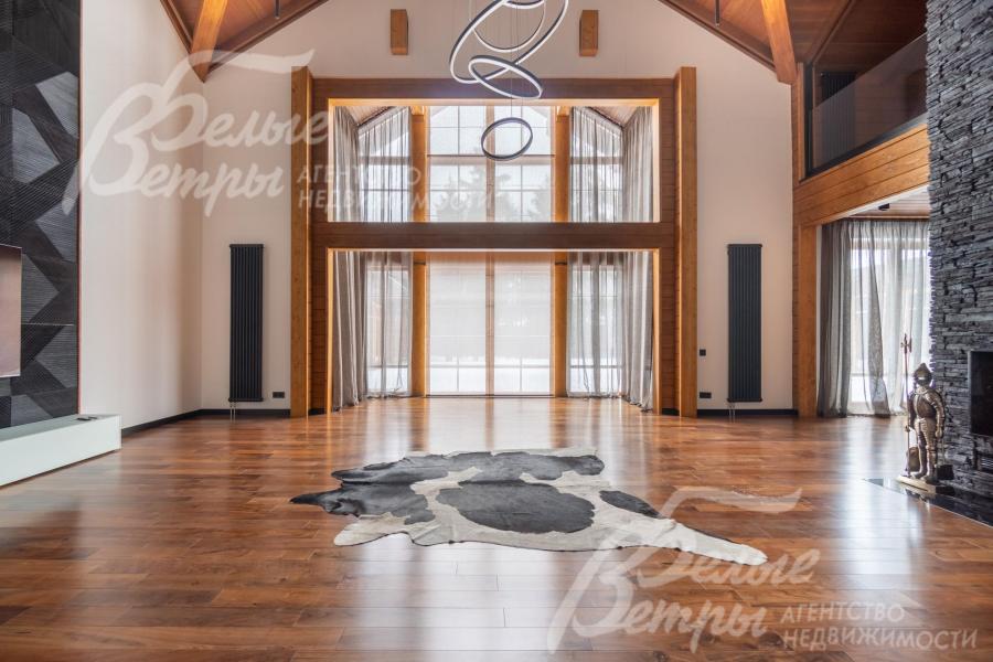 На первом этаже - просторная двухсветная гостиная с потолком до 7 м 