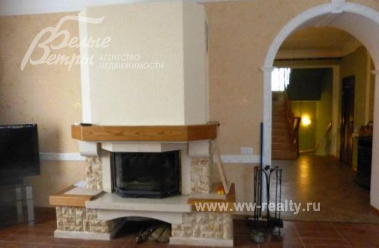 Камин в гостиной.