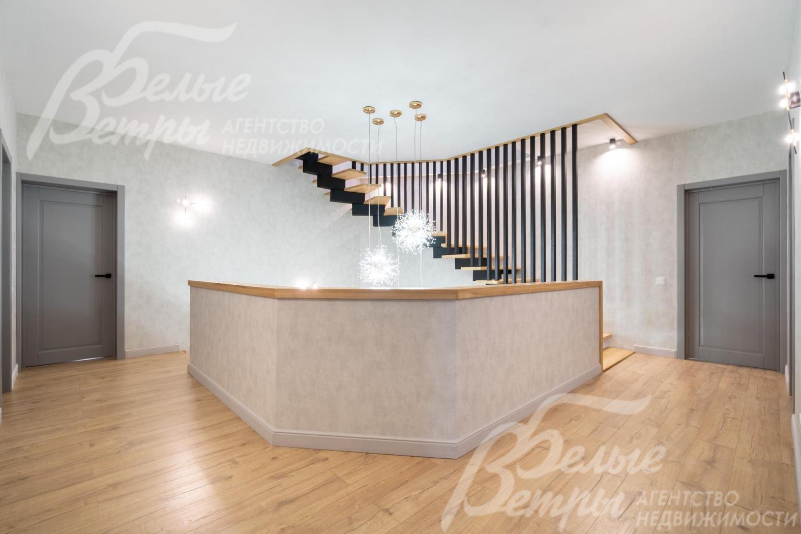 Холл второго этажа. В доме установлены межкомнатные двери из массива дерева X-door