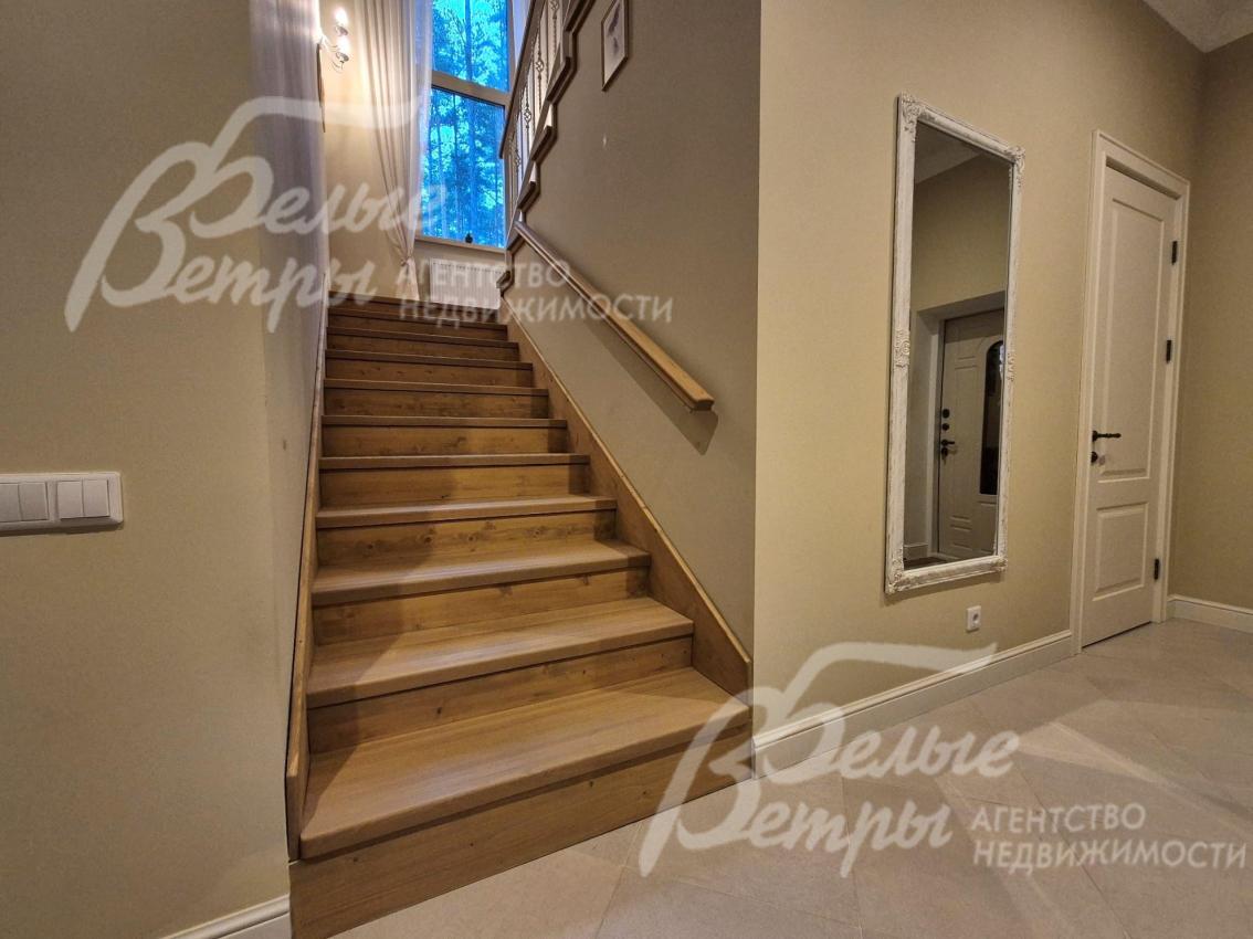 Лестничный марш из массива лиственницы