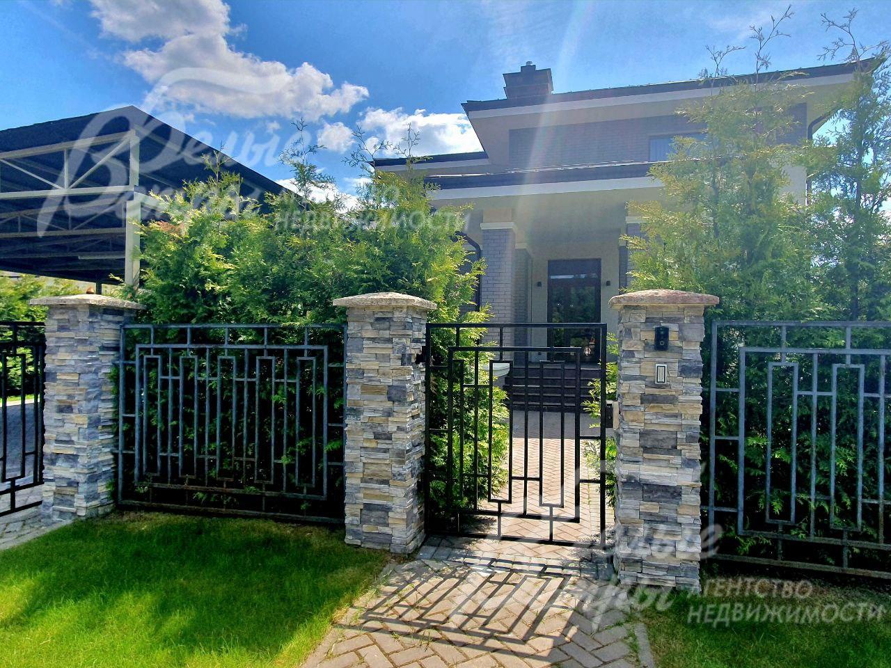 Забор участка в едином стиле поселка.