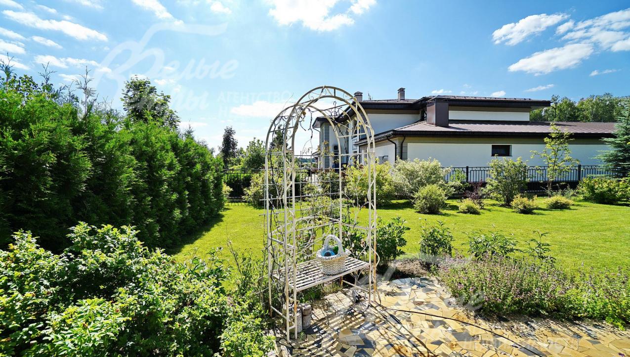 Пергола увитая розарием