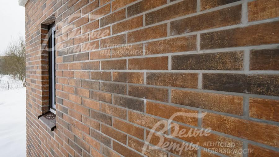 Фасад выполнен из термопанелей с клинкерной плиткой и штукатурка 