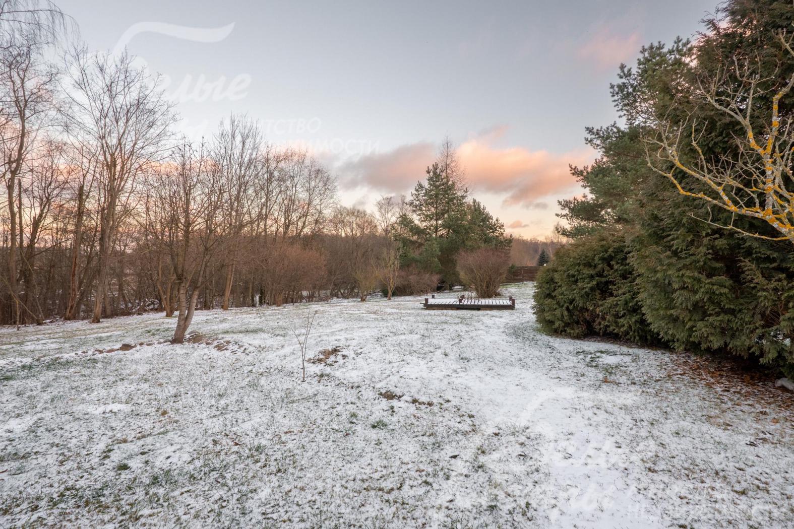 Участок находится в охраняемом коттеджном посёлке, в пешей доступности – станция метро «Сосенки», рядом – вся необходимая инфраструктура