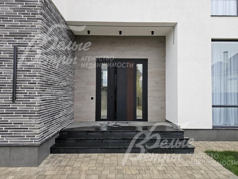 Вход в дом - через крытое крыльцо. Крыльцо отделано гранитом