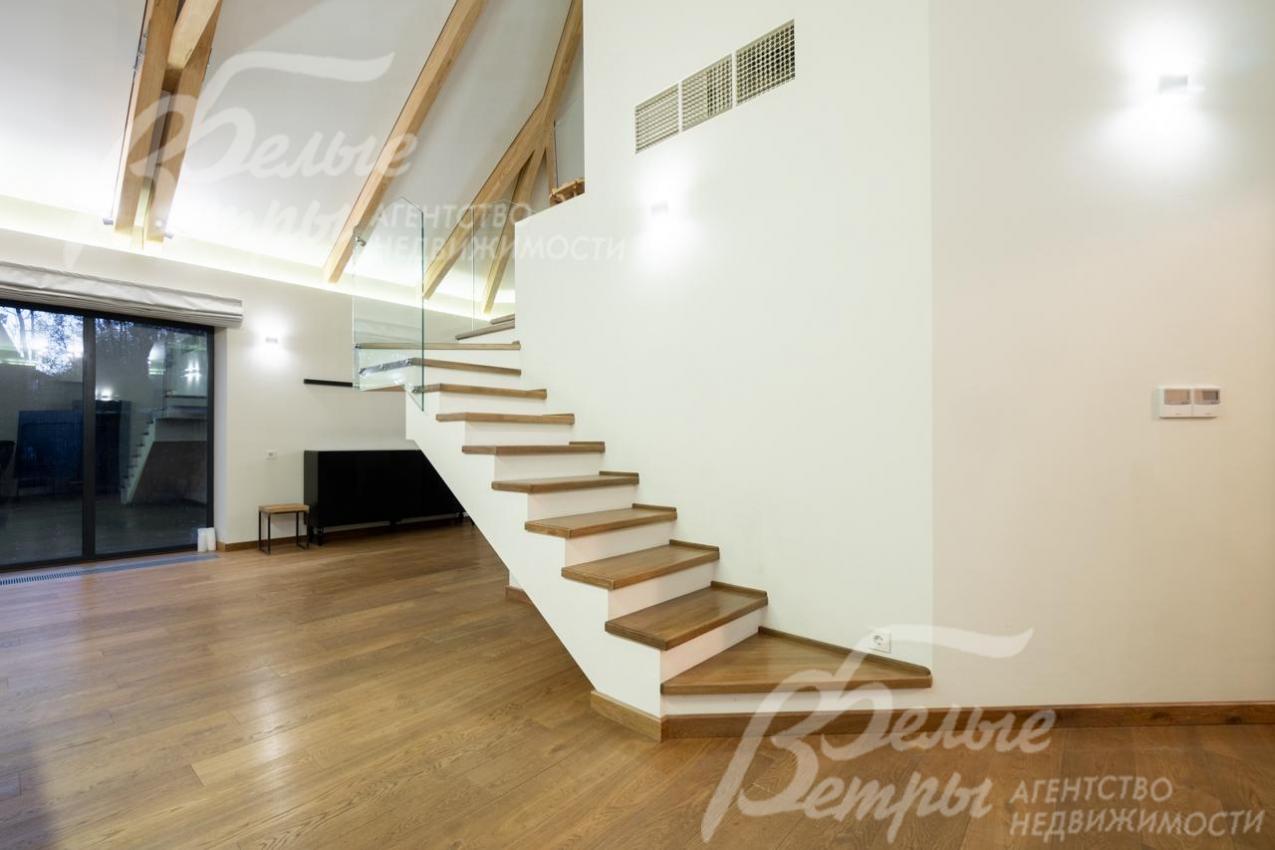 Ограждение лестницы выполнено из закаленного стекла