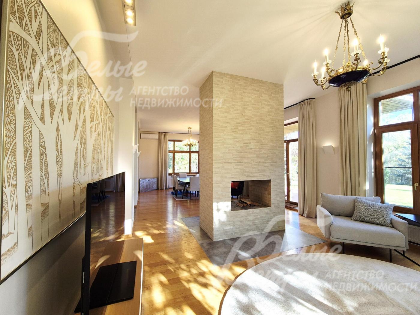 Совмещенная зона столовой и гостиной.