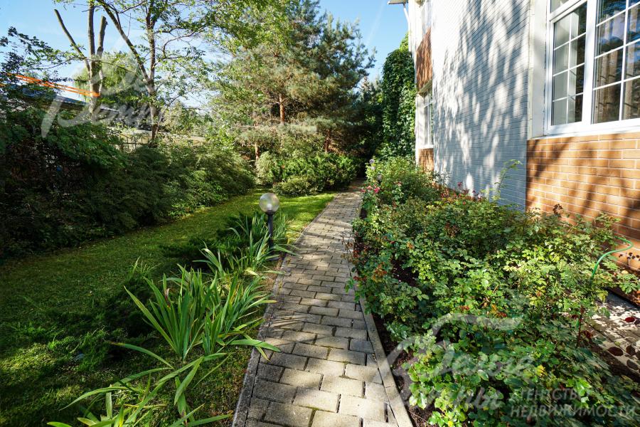 Участок расположен в 100 м от леса (есть собственный выход в лес из посёлка)