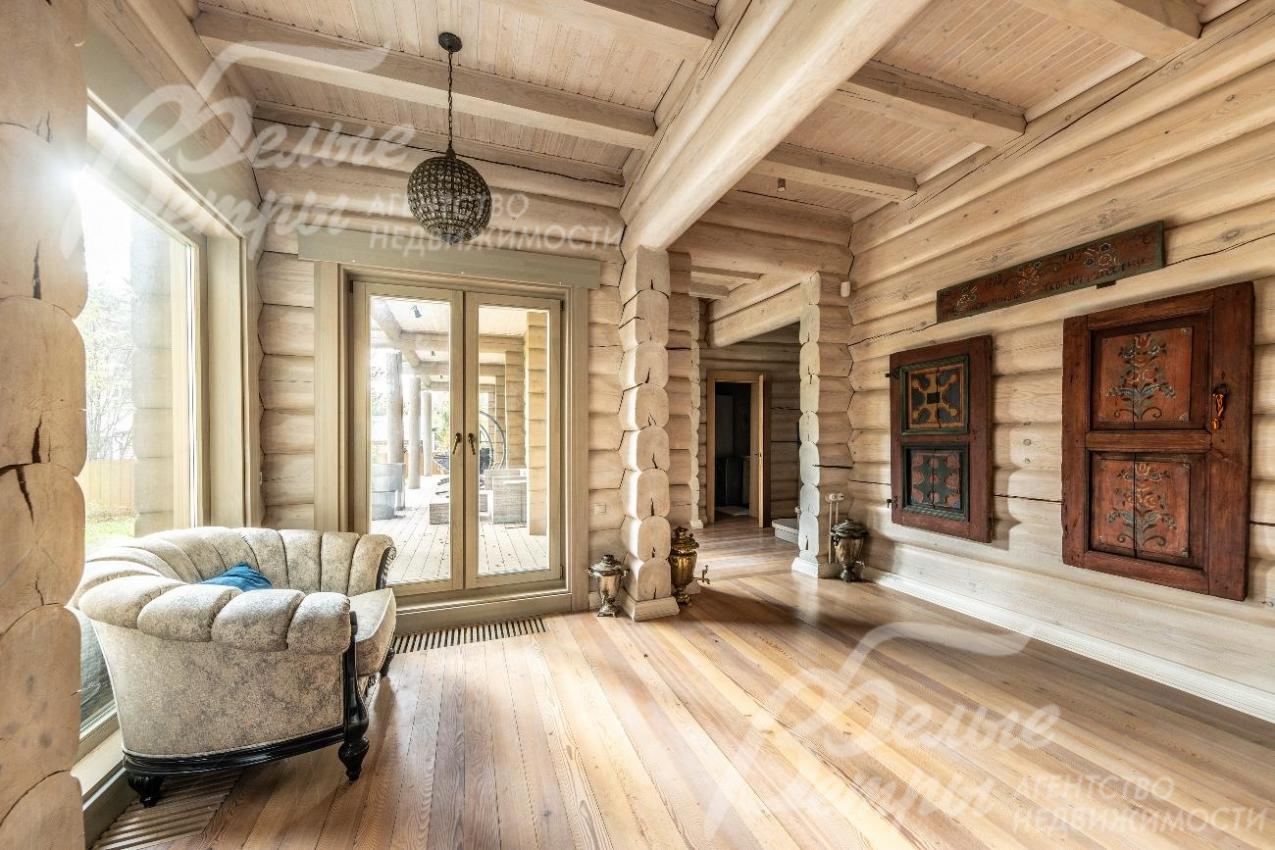 Холл с выходом на участок