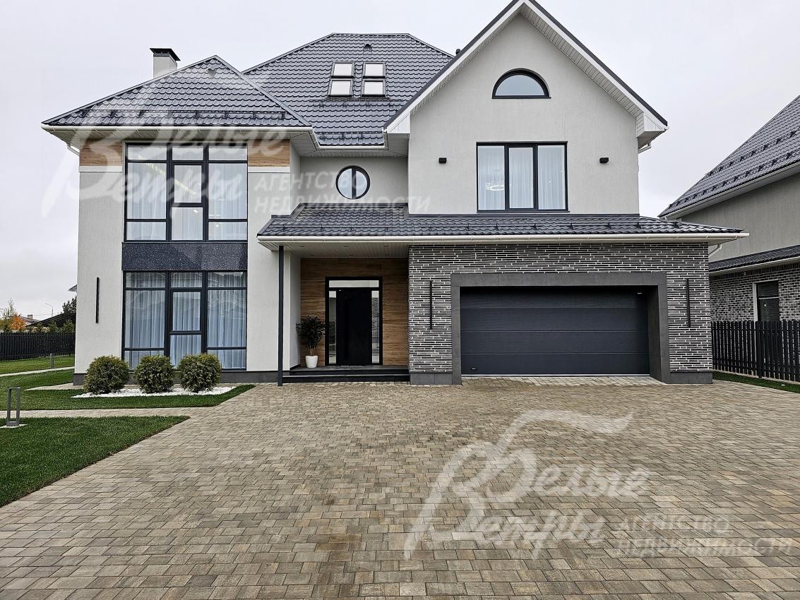 У гаража - парковка на 4 автомобиля, выложена брусчаткой на бетонном основании