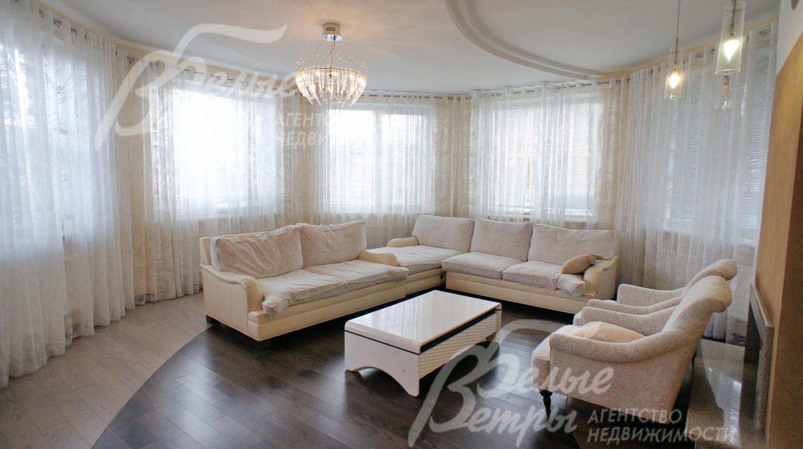 Гостиная 33.5 кв.м с выходом на питио