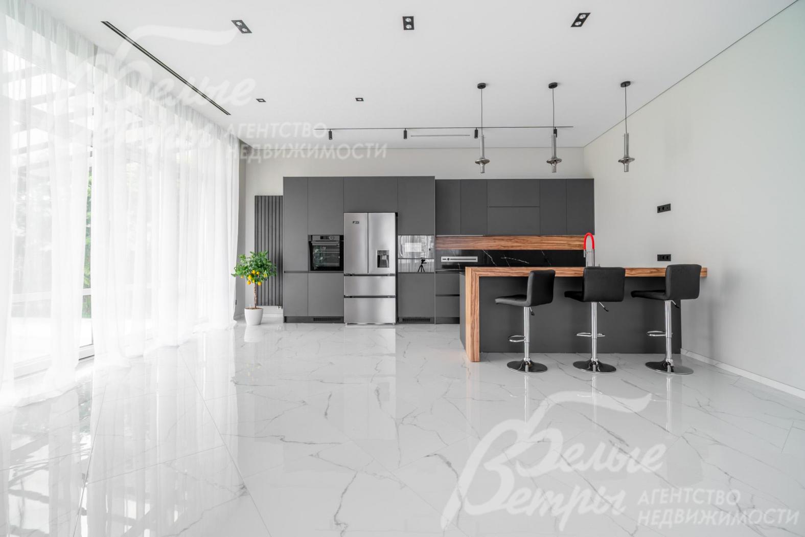 На полу кухни - керамогранит «под мрамор» белого цвета с серыми прожилками с водяным подогревом