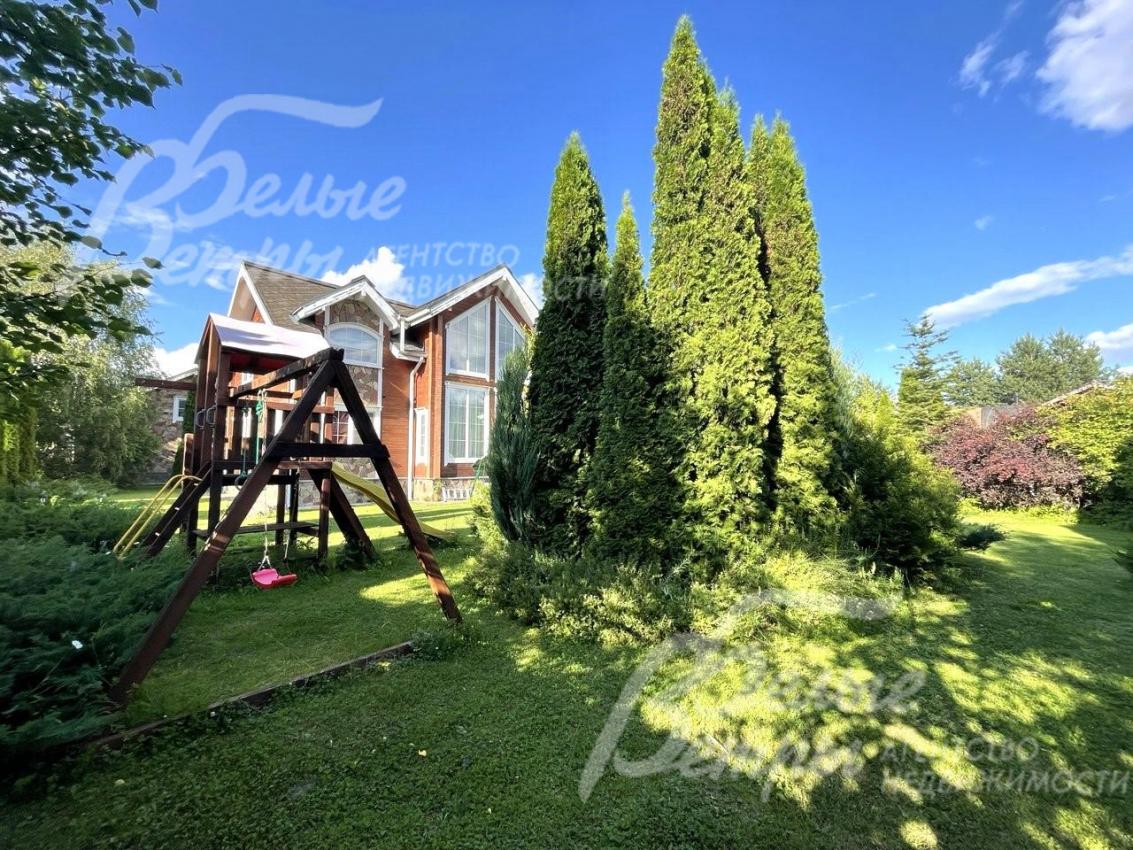 Детская зона с качелями и горкой на участке