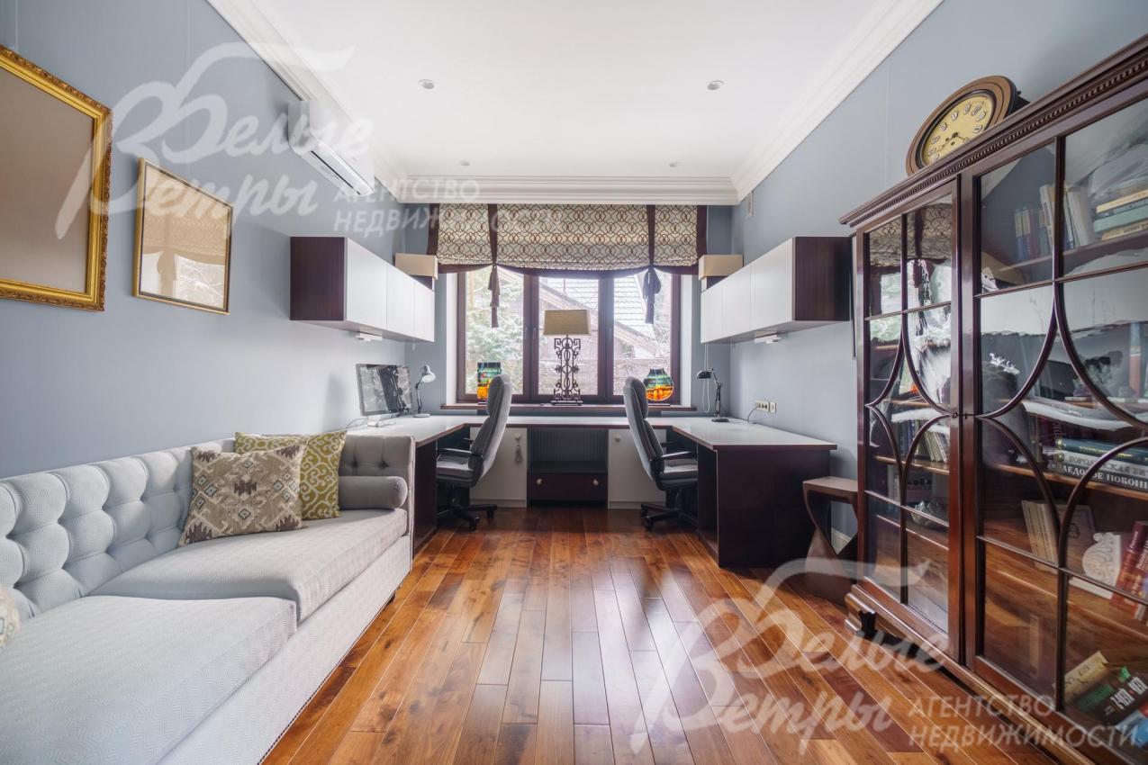 Кабинет 16 кв.м на 1ом этаже дома.