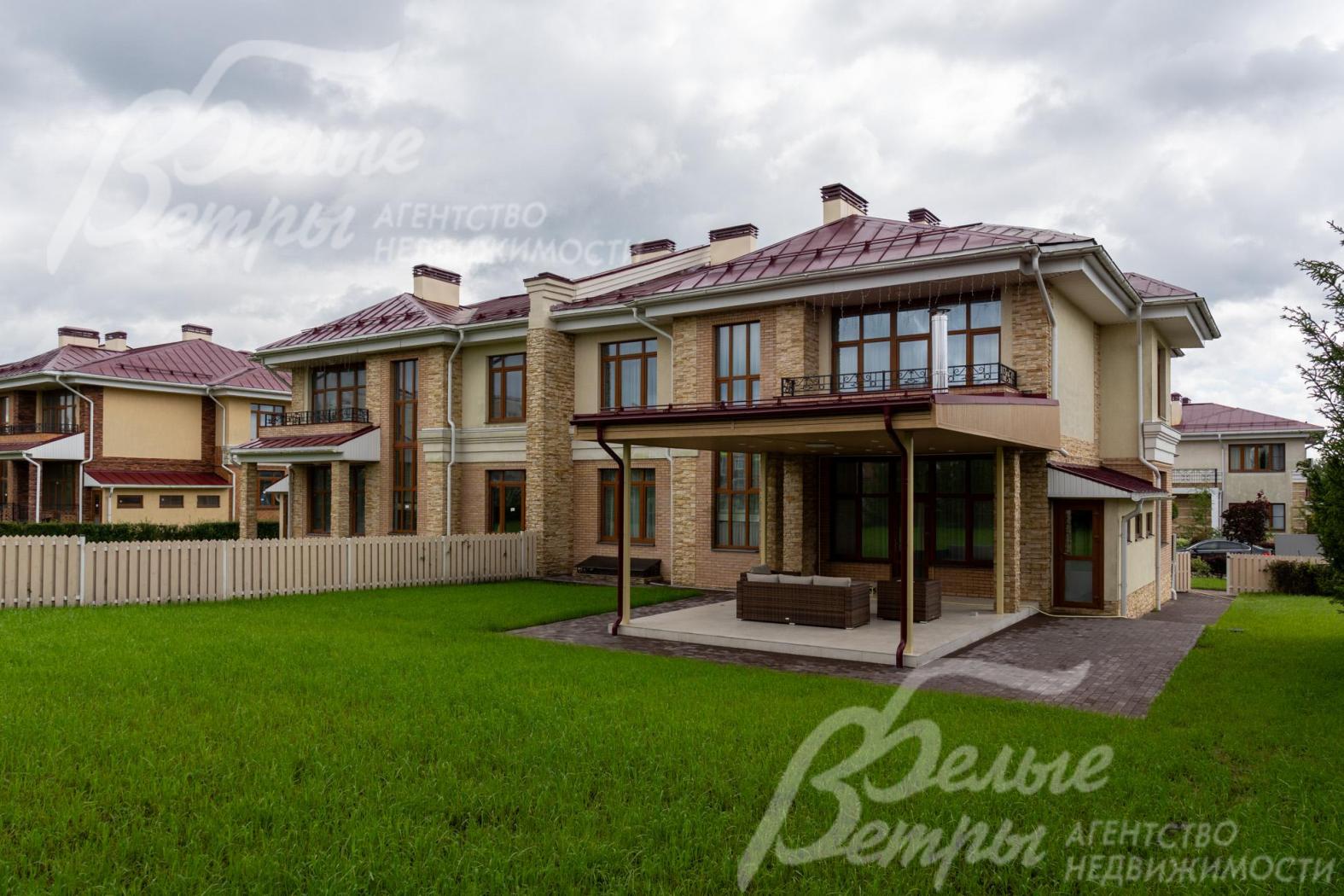 Участок засеян газоном, сделан дренаж