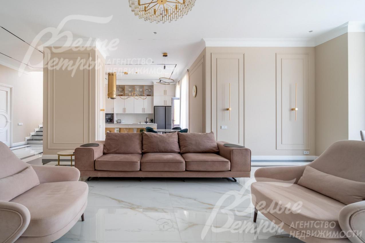 В гостиной установлены диван, кресла, телевизор, на полу - керамогранит