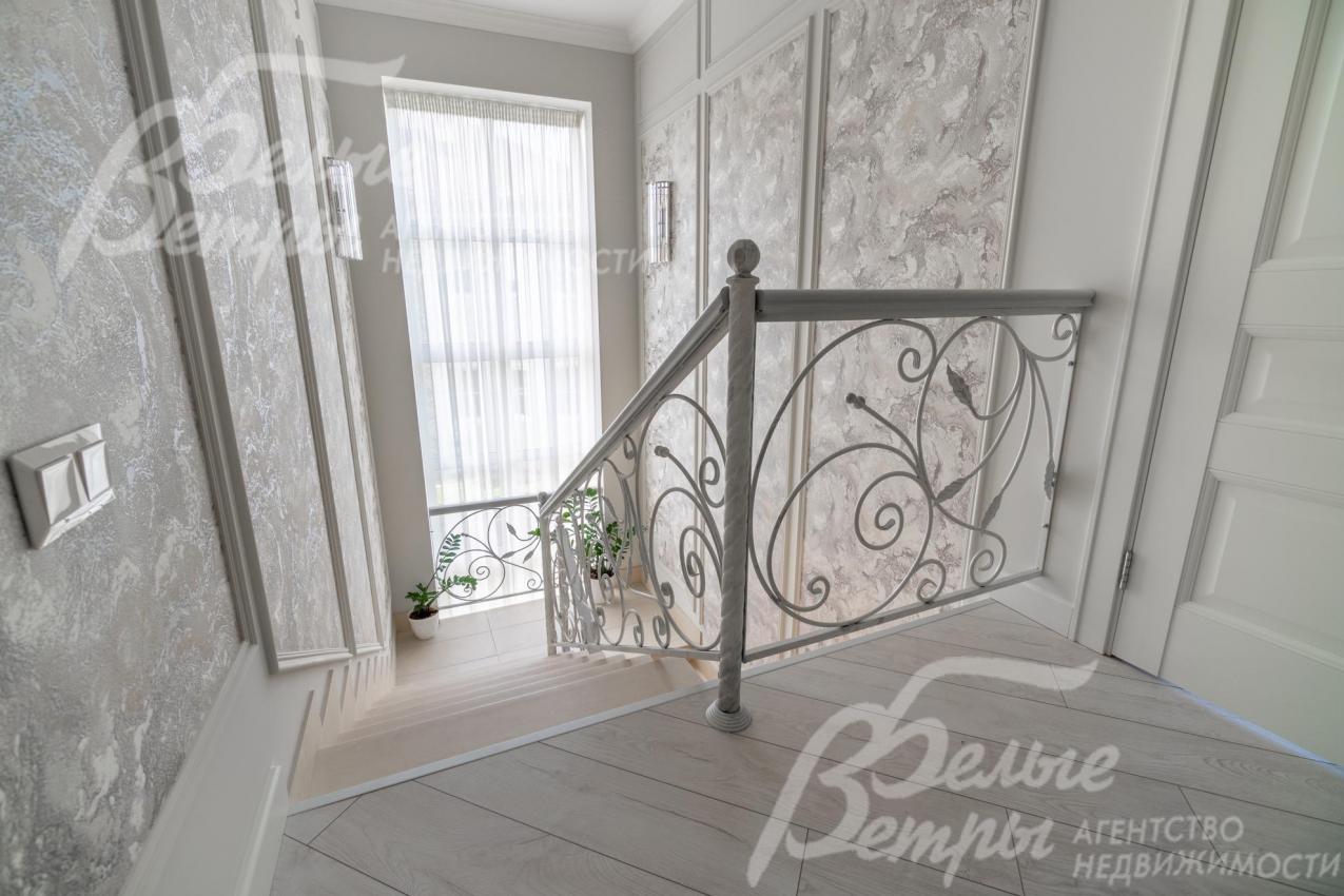 Ограждение лестницы - художественная ковка, поручень – патинированный деревянный из дуба