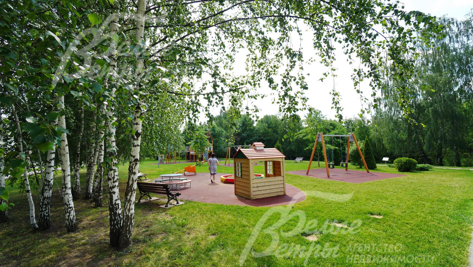 Множество детских площадок