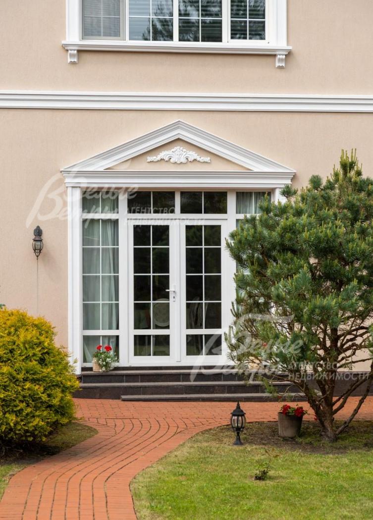 Выход на участок - через дверь с панорамным остеклением.