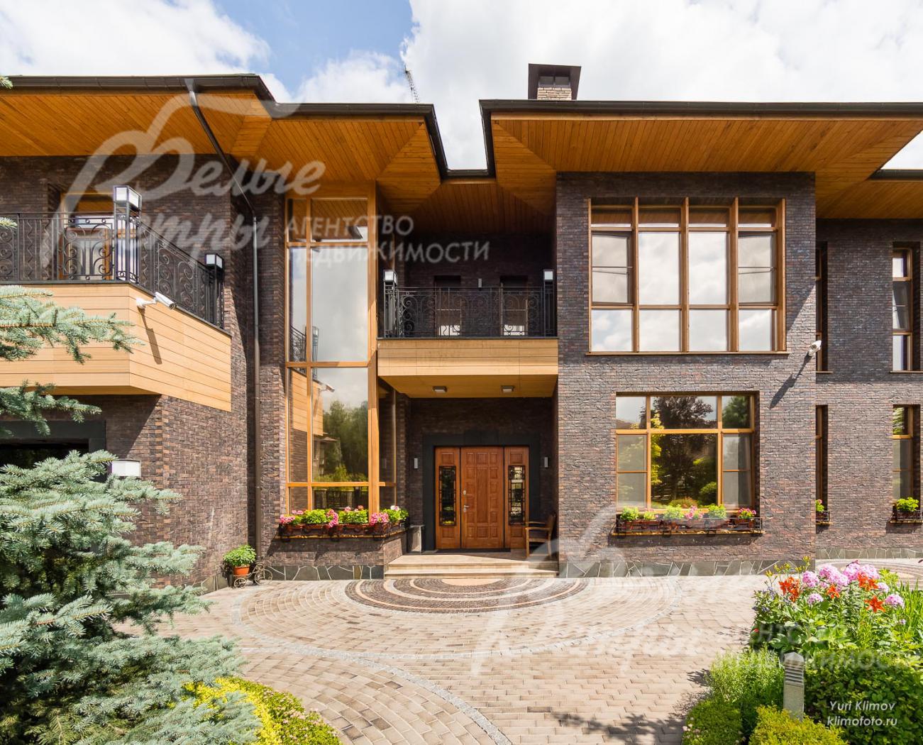 Облицован лиственницей и клинкерным кирпичом (Германия), цоколь - натуральный камень