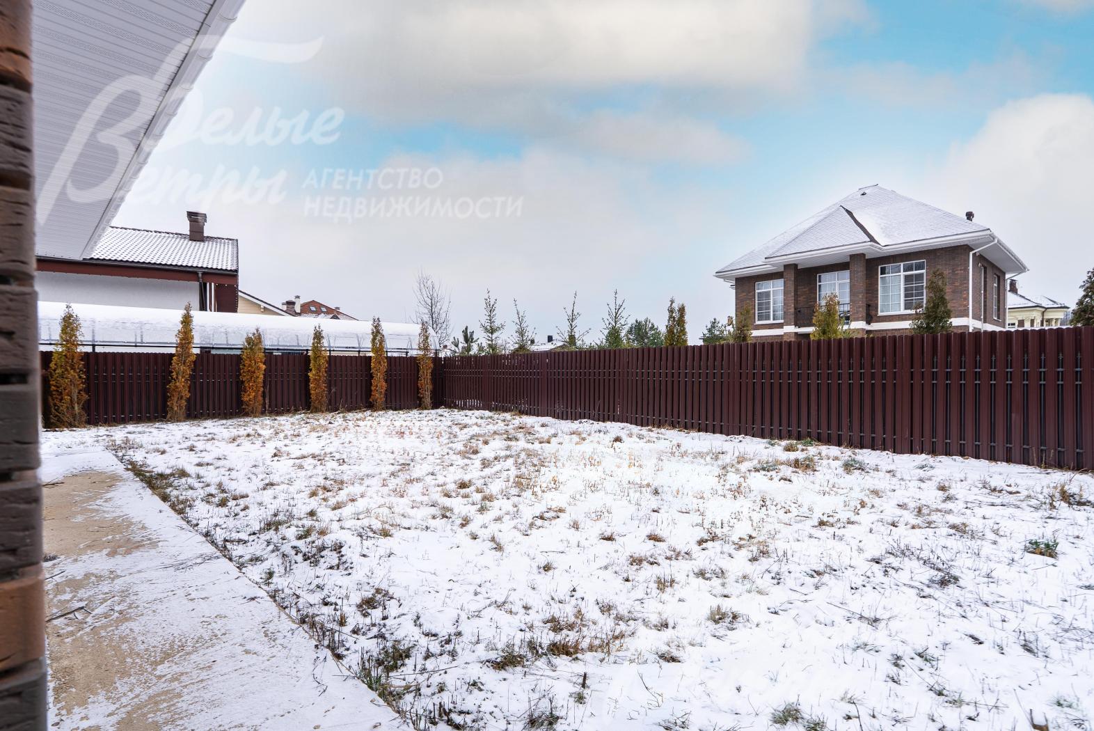 Дом стоит на ровном участке, готовом к разработке и реализации ландшафтного проекта