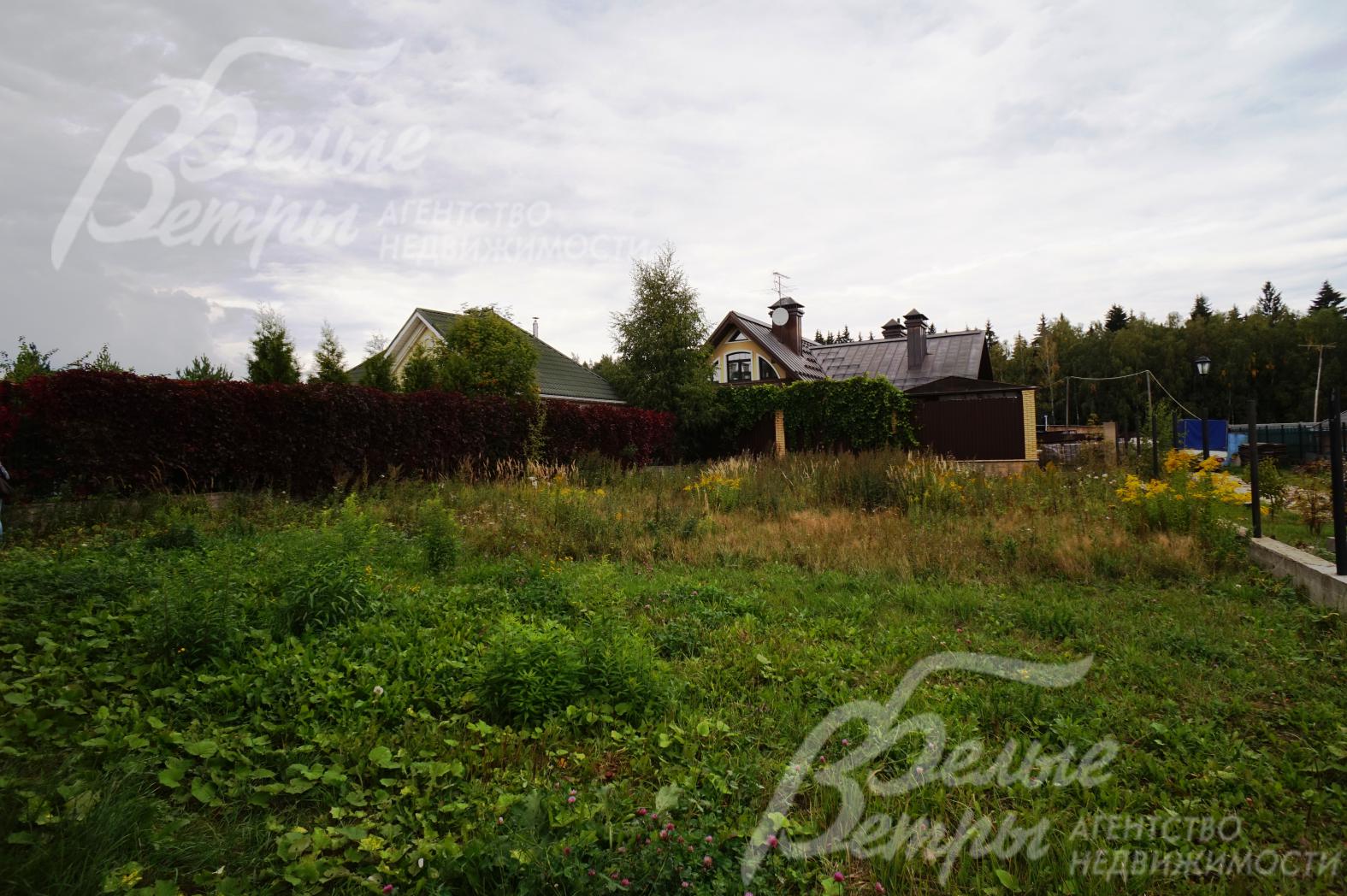 Участок фактической площадью 9 соток оставляет много места под доп.строения