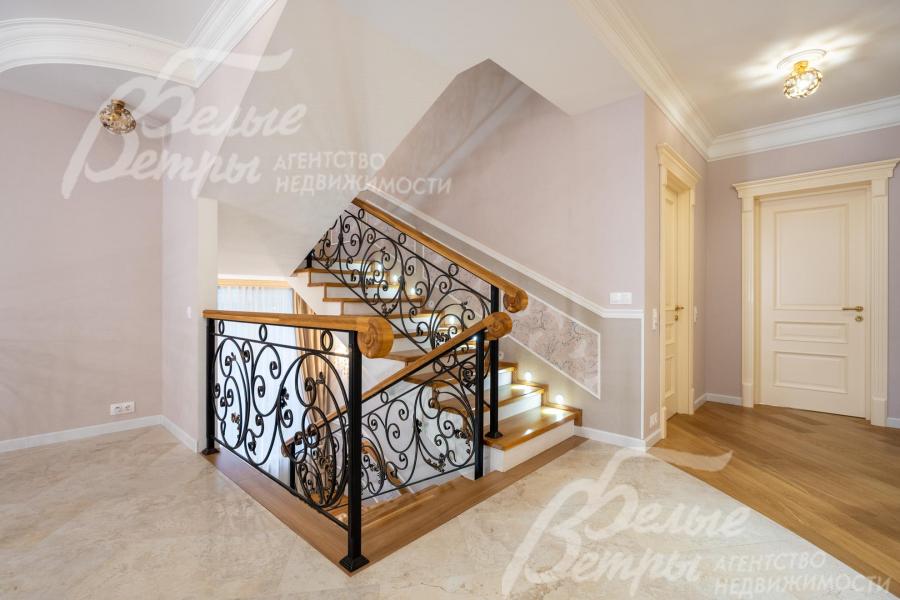 Холл второго этажа. В доме также - жилой обустроенный мансардный этаж