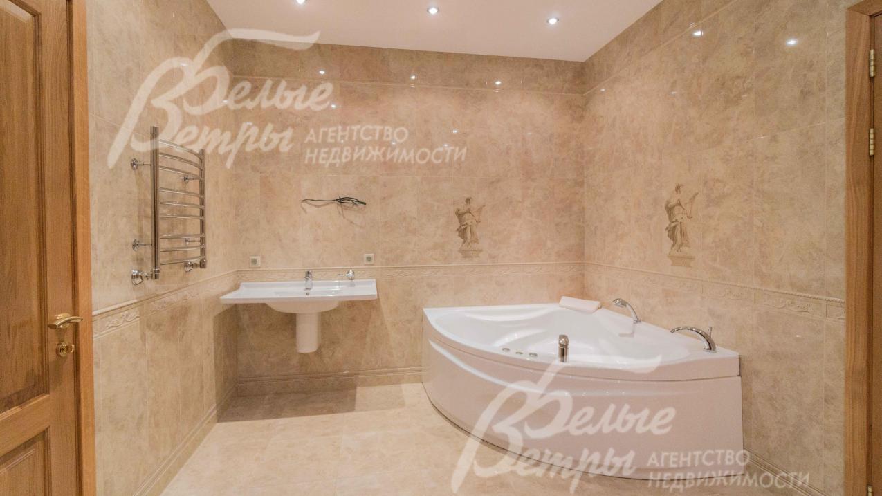 Санузел с джакузи при спальне