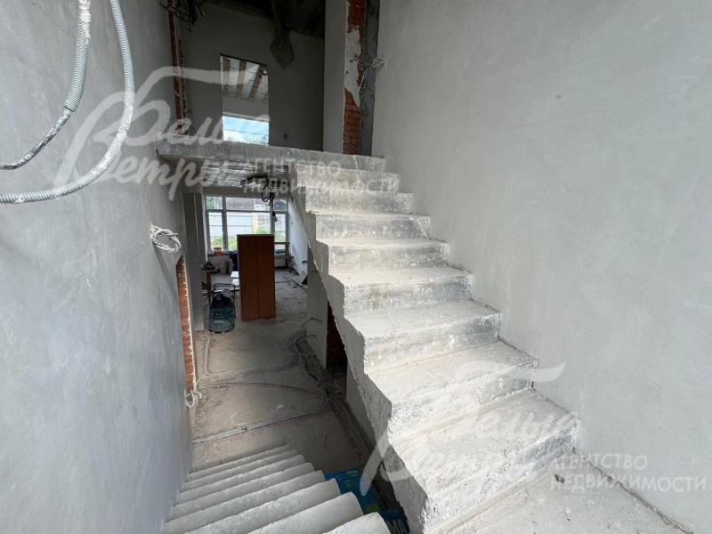 Лестница на второй этаж: впереди - вход в мастер-спальню, справа - вход в санузел