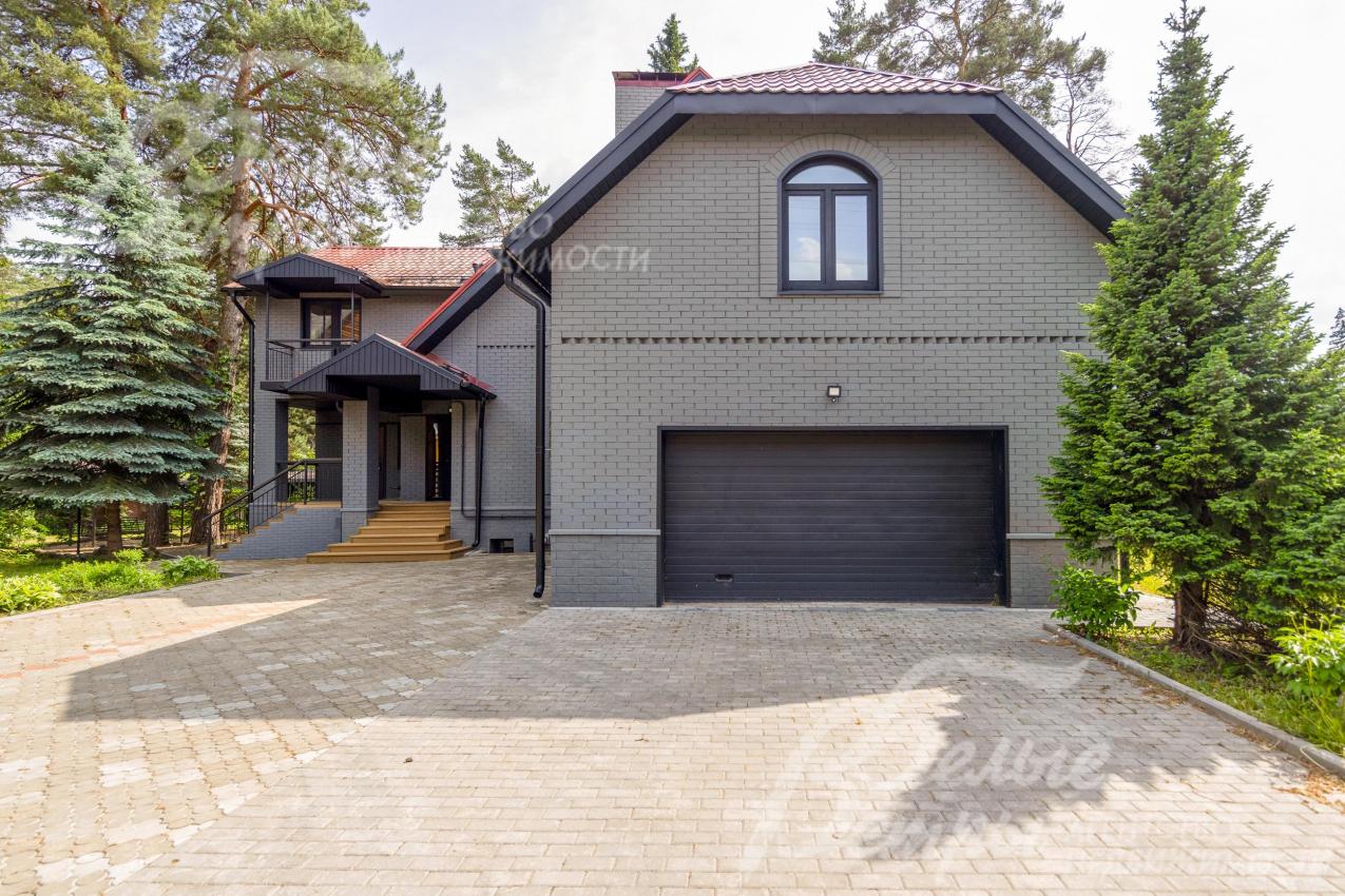 Перед гаражом - парковка на 5 автомобилей с брусчаткой на бетонном основании