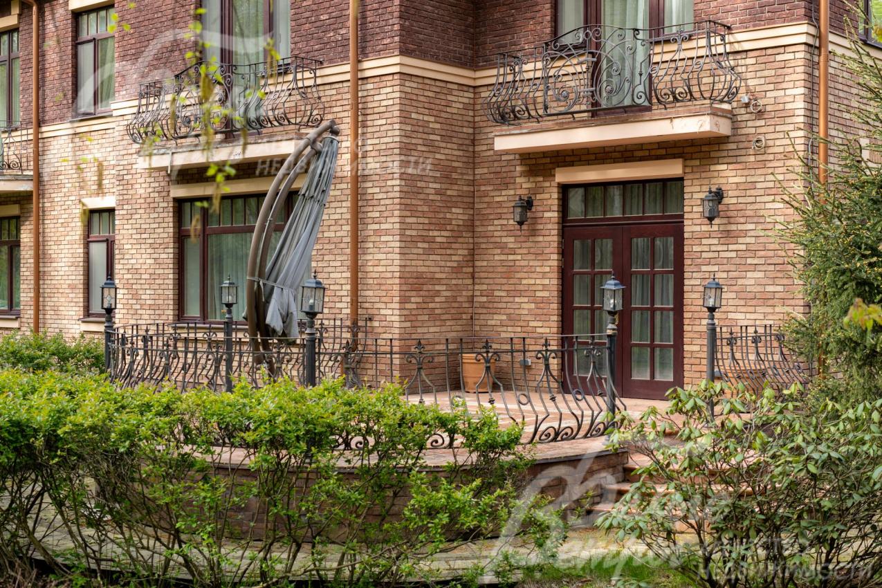 Полукруглая терраса в окружении зелени 