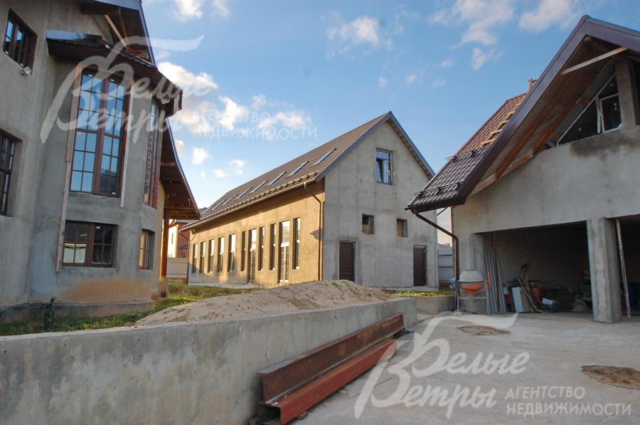 Слева основной дом, в центре - банкетный дом, справа - здание гаража с квартирой персонала на 2-ом этаже