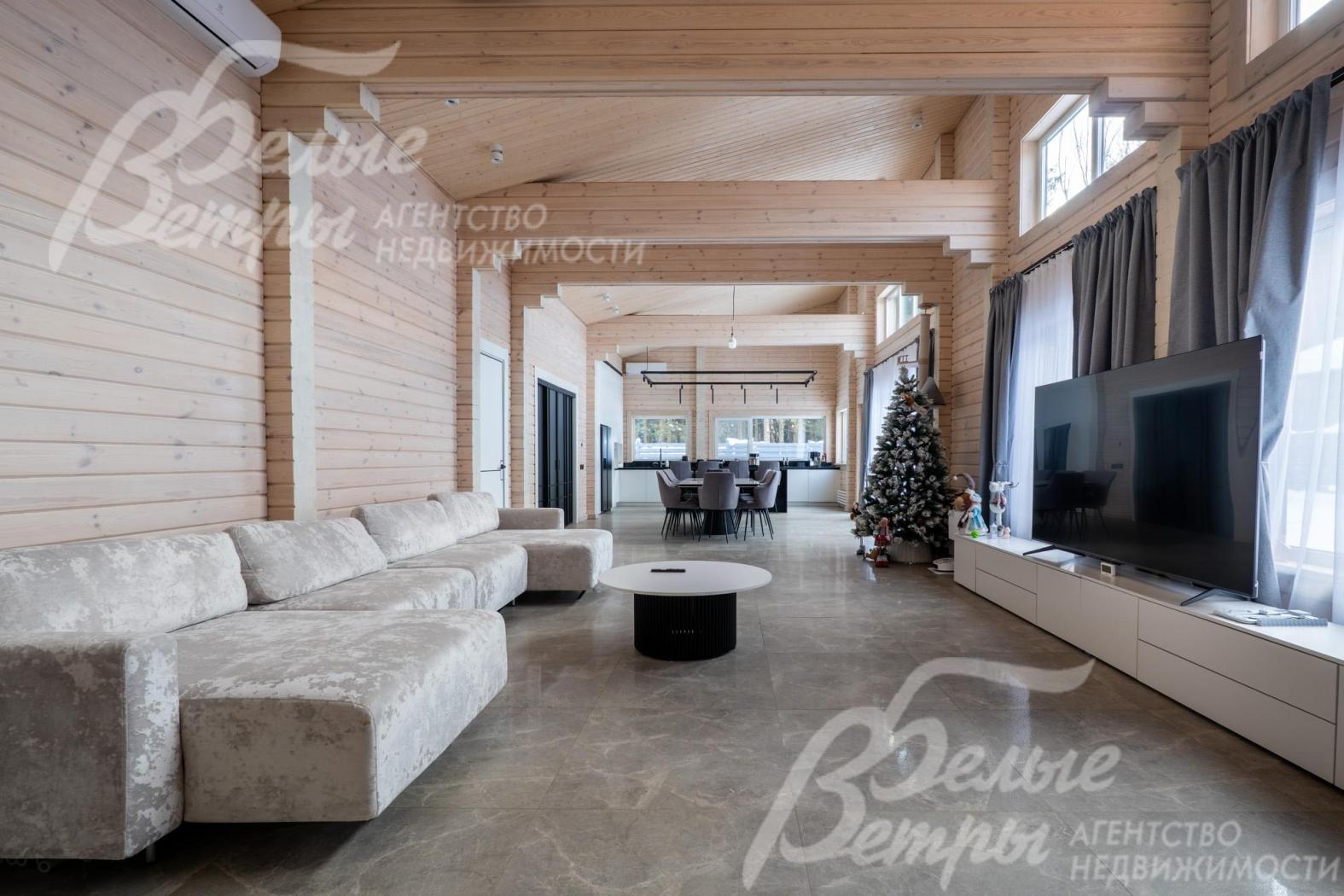 Объединённое пространство гостиной, кухни и столовой впечатляет своими размерами и выдержано в едином стиле