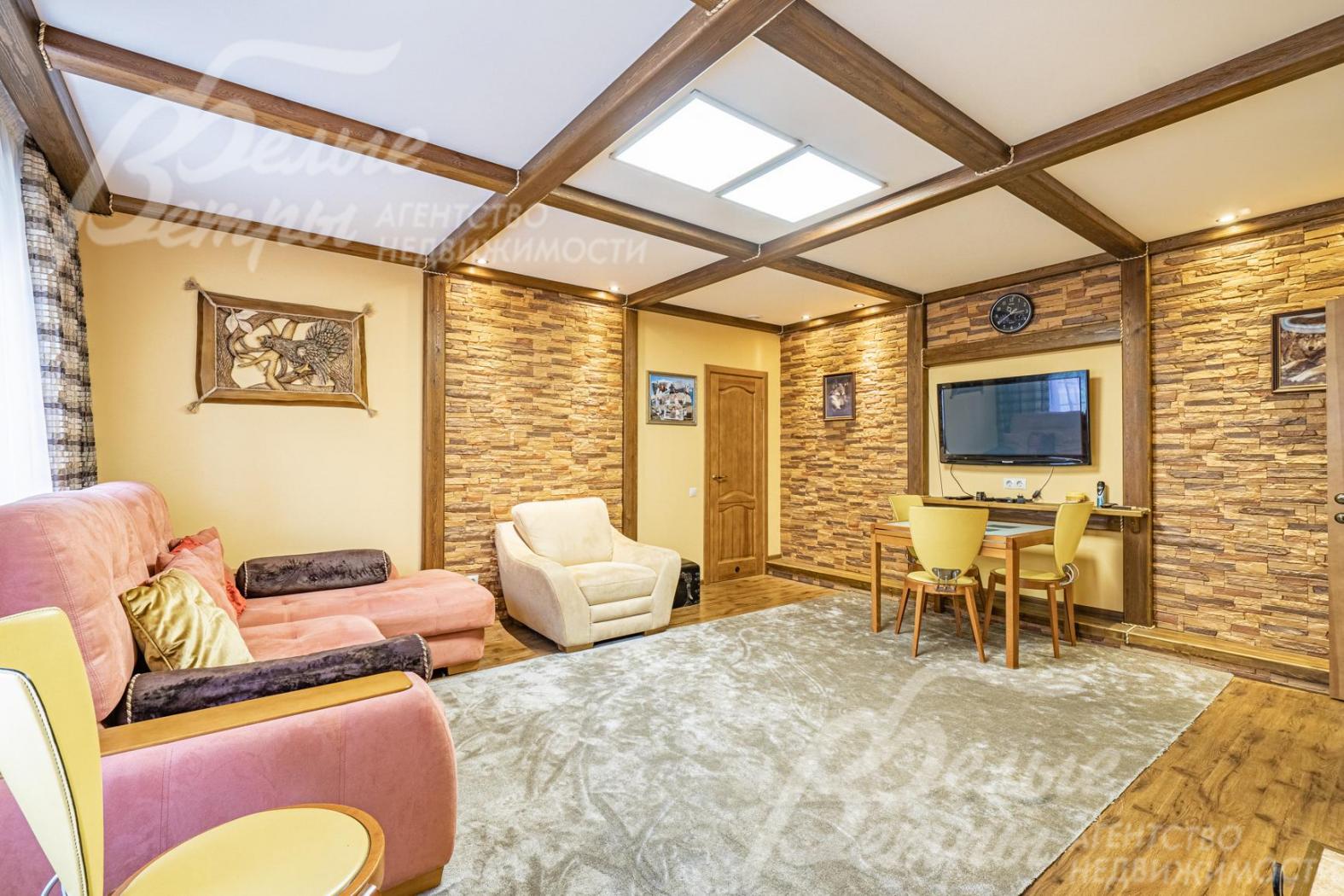 Комната отдыха с камином при бане 