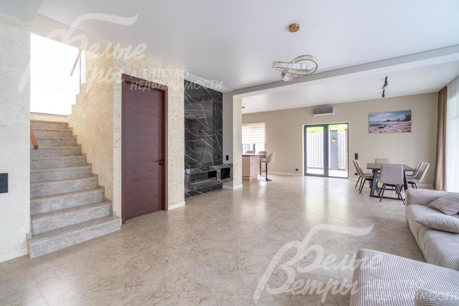 На второй этаж ведёт монолитная лестница: ступени отделаны керамогранитом под мрамор с капиносом