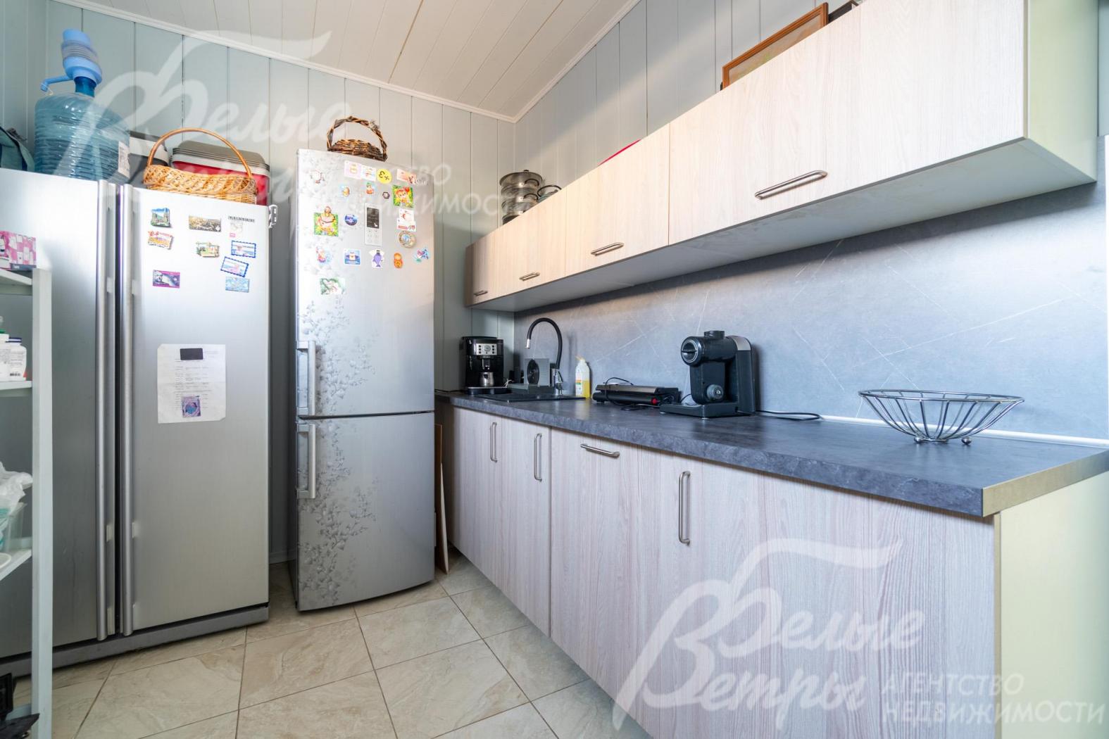 Кухня-кладовая с двумя большими холодильниками Samsung и LG