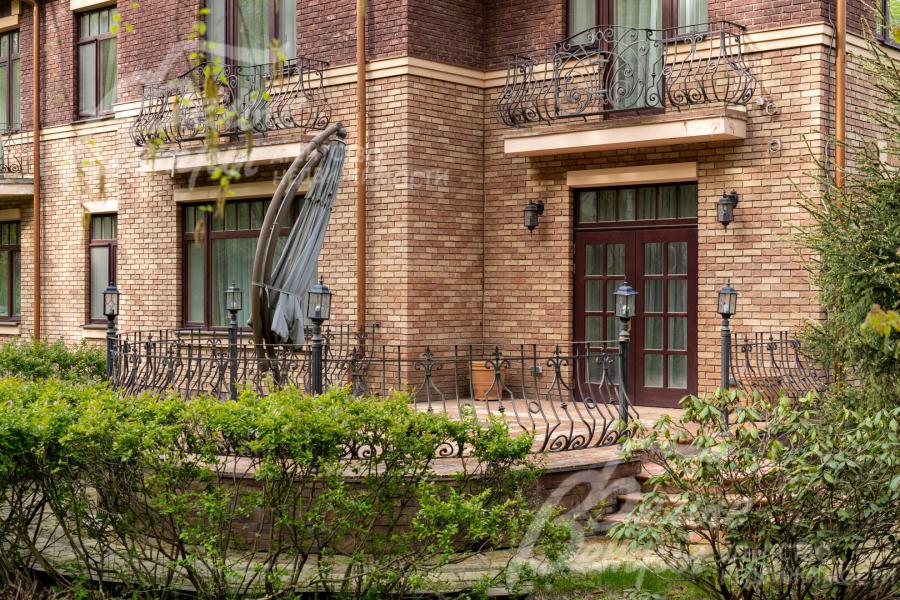 Полукруглая терраса в окружении зелени 