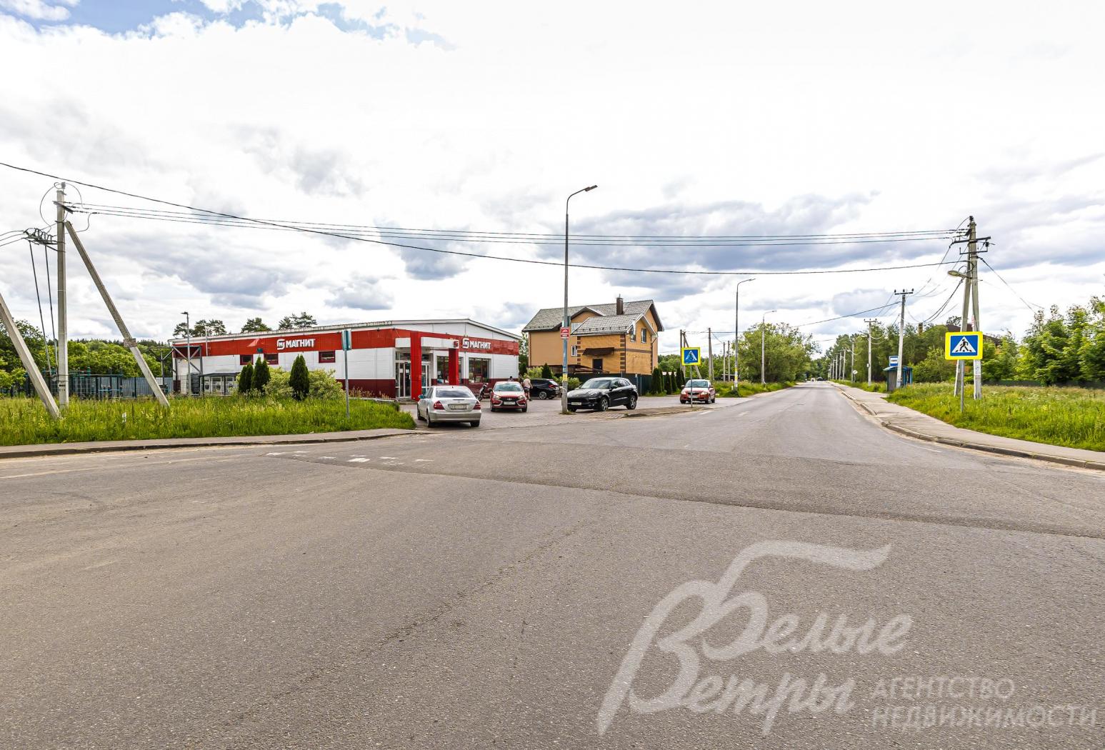 Магазин рядом с поселком.