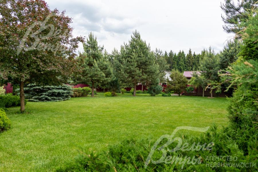 Природную красоту участка подчёркивают взрослые сосны, ели, высокие туи, декоративные деревья и пышные кустарники