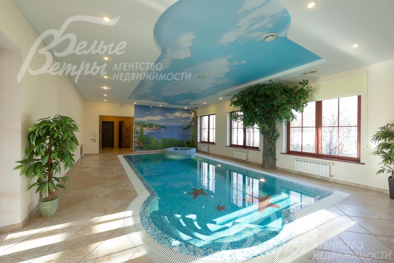 СПА-зона с большим переливным бассейном с удобным римским входом